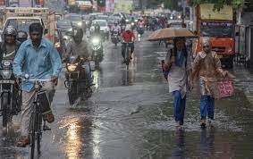 यूपी में बारिश ने दिखाया रौद्र रूप, 24 घंटे में 17 लोगों की मौत, इन जिलों में स्कूल बंद करने के आदेश