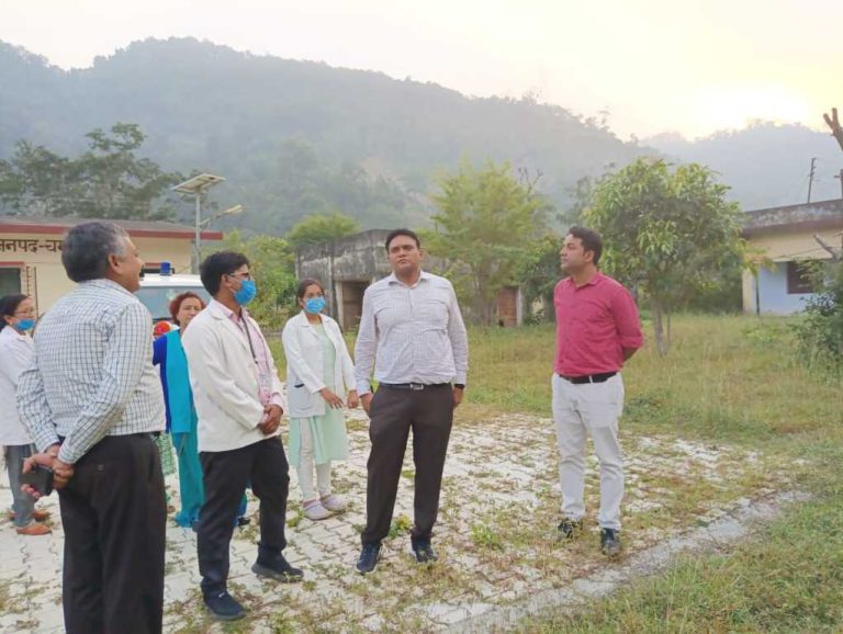 मुख्यमंत्री के विधानसभा क्षेत्र में स्वास्थ्य सचिव डॉ आर राजेश कुमार ने परखी स्वास्थ्य सुविधाओं की जमीनी हकीकत