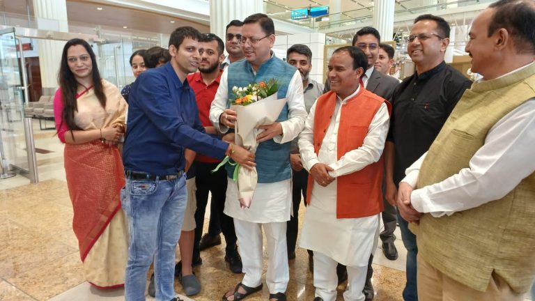 इन्वेस्टर्स समिट 2023: तीन दिवसीय दौरे पर UAE पहुंचे CM धामी, दुबई एयरपोर्ट पर प्रवासी भारतीयों ने किया स्वागत