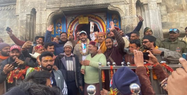 भारतीय क्रिकेटर सुरेश रैना ने भगवान बदरीविशाल और बाबा केदारनाथ के दर्शन किए