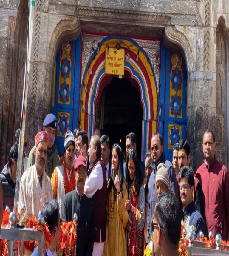 उद्योगपति मुकेश अंबानी ने किये बदरीनाथ केदारनाथ के दर्शन, मंदिर समिति को दान किए पांच करोड़ रुपए