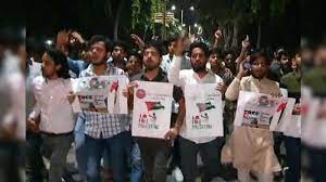 फिलिस्तीन के समर्थन में उतरे AMU के छात्र, नारेबाजी के साथ किया पैदल मार्च