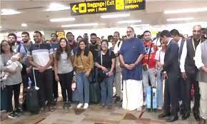 वतन वापसी पर खिले भारतीयों के चेहरे, फ्लाइट से उतरते हुए भारतीयों ने लगाए ‘भारत माता की जय’ के नारे