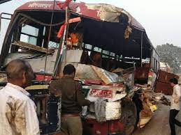 मिर्ज़ापुर में भीषण सड़क हादसा, तेज रफ्तार बस अनियंत्रित होकर पलटी, 4 की मौत, 24 घायल