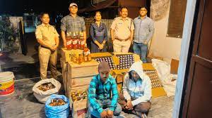 त्योहारी सीजन से पहले आबकारी विभाग की बड़ी कार्यवाही- 32 पेटी अंग्रेजी शराब के साथ दो गिरफ्तार