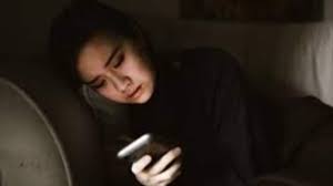 ज्यादा देर तक फोन चलाना छीन सकता है आंखों की रोशनी, बना सकता है अंधा