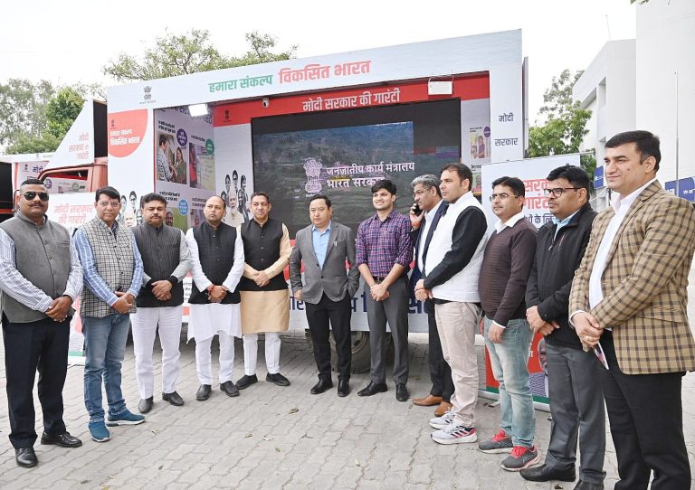 ’’विकसित भारत संकल्प यात्रा’’ के आई0ई0सी0 वैनों को जनपद के विभिन्न स्थानों के लिये हरी झण्डी दिखाकर किया गया रवाना