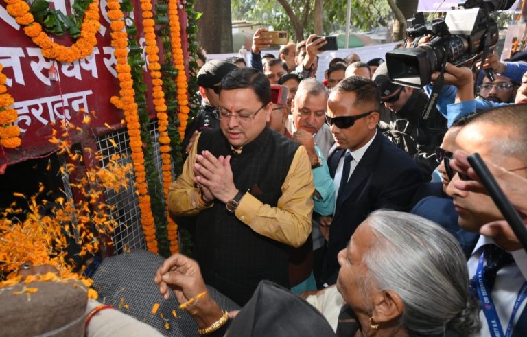 CM धामी ने राज्य स्थापना दिवस के अवसर पर उत्तराखण्ड राज्य आन्दोलनकारी शहीदों को श्रद्धांजलि अर्पित की