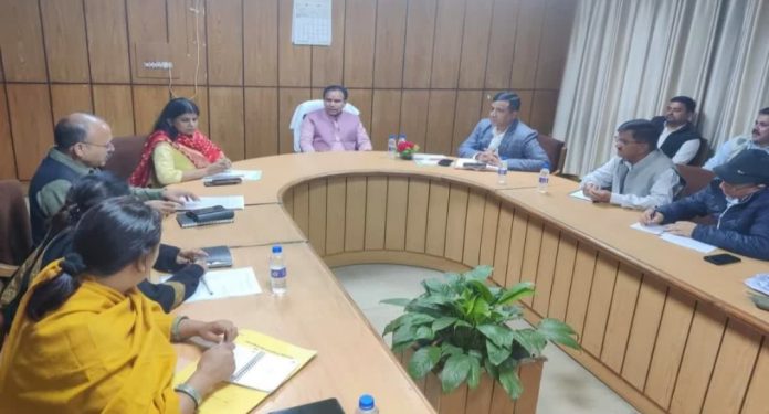 कैबिनेट मंत्री धन सिंह रावत ने शिक्षा विभाग के अधिकारियों के साथ की समीक्षा बैठक,दिए ये जरूरी निर्देश