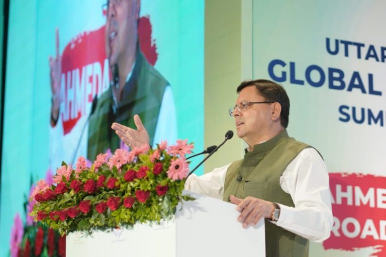 सीएम धामी ने बुधवार को अहमदाबाद में आयोजित रोड शो में हिस्सा लिया