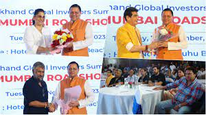 सीएम धामी ने फिल्म जगत के कलाकारों को दिया सम्मान