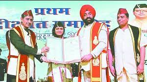 दीक्षांत समारोह में बतौर मुख्य अतिथि शामिल हुए राज्यपाल गुरमीत सिंह, छात्र-छात्राओं को दिए डिग्री व मेडल