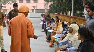 जनता दर्शन में फरियाद सुनते सीएम योगी, इलाज के लिए मिलेगी भरपूर मदद