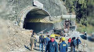 सिल्क्यारा सुरंग हादसे में फंसे 40 मजदूर, पिछले 50 घंटे से अधिक समय से 40 श्रमिकों की जिंदगी मलबे में कैद