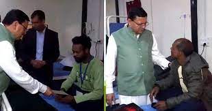 सीएम धामी ने अस्पताल में की श्रमिकों से मुलाकात, सौंपे एक-एक लाख के चेक