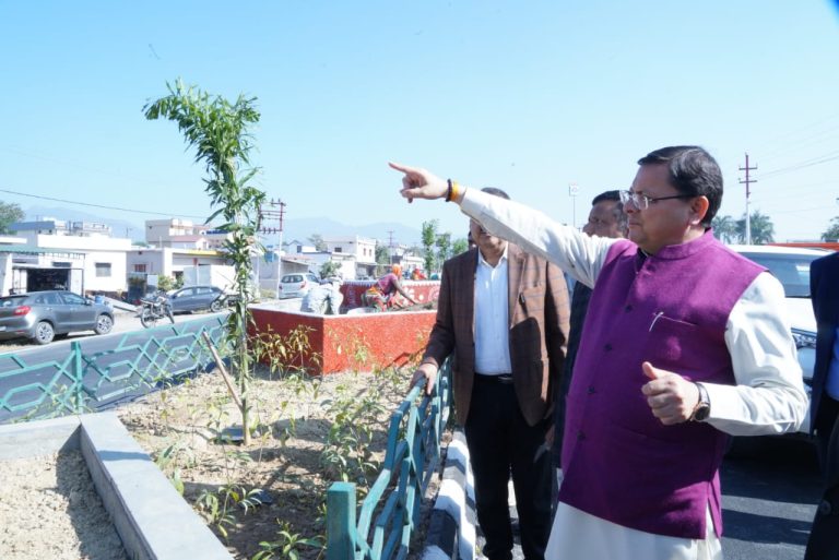 CM धामी ने जौलीग्रांट से एफ.आर.आई सड़क निर्माण कार्यों एवं सौन्दर्यीकरण के कार्यों का स्थलीय निरीक्षण किया