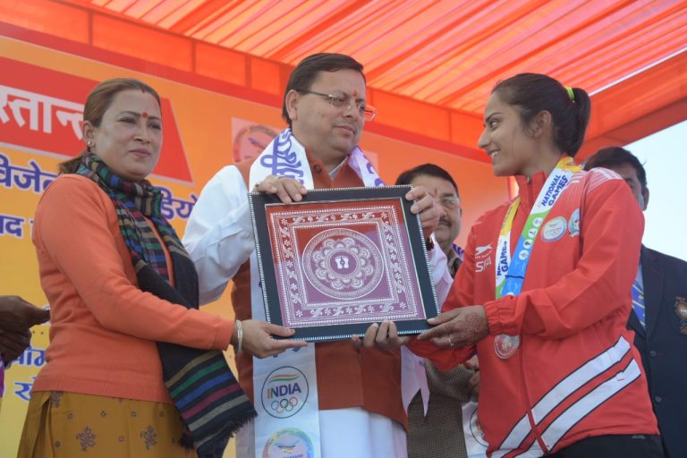 CM धामी ने देहरादून में आयोजित 38वें राष्ट्रीय खेल ध्वज हस्तांतरण एवं 37वें राष्ट्रीय खेल गोवा-2023 में उत्तराखण्ड के पदक विजेता खिलाडियों के सम्मान समारोह में प्रतिभाग किया
