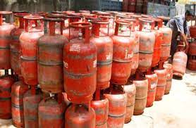 आम आदमी पर और बड़ा महंगाई का बोझ, अब इतने रुपये बढ़े एलपीजी सिलेंडर के दाम