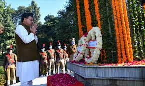 CM धामी ने गांधी पार्क स्थित शहीद स्मारक पर पुष्प चक्र अर्पित कर बलिदानियों को श्रद्धांजलि दी