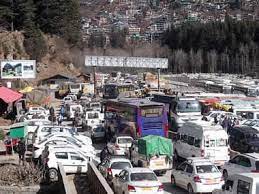 नववर्ष से पहले ही हांफने लगी पहाड़ों की रानी, बड़ी संख्या में पर्यटक उमड़ने से शहर हुआ पैक