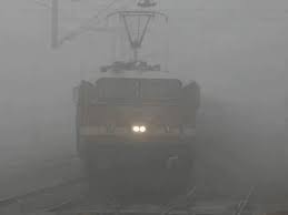 कोहरे ने रेल यात्रियों की बढ़ाई परेशानी, देरी से रवाना हो रही ट्रेनें