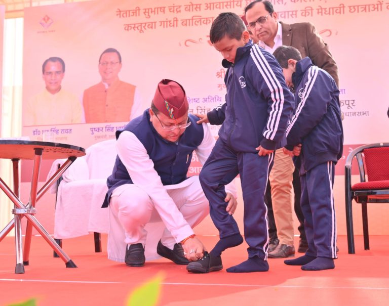 जब-जब मिलता है मौका, बच्चों पर खूब प्यार लुटाते हैं धामी