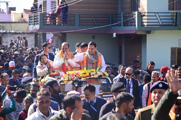 CM धामी ने बागेश्वर में विकास खण्ड कपकोट से केदारेश्वर मैदान तक आयोजित रोड शो में प्रतिभाग किया