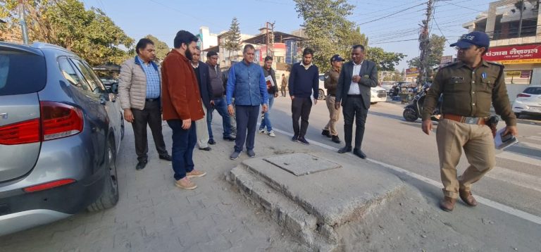 शहरी विकास मंत्री डॉ प्रेमचंद अग्रवाल ने रेसकोर्स में सिंचाई विभाग द्वारा ड्रेनेज कार्यो का औचक निरीक्षण किया