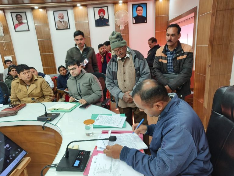 DM मयूर दीक्षित की अध्यक्षता में जन सुनवाई कार्यक्रम का आयोजन हुआ