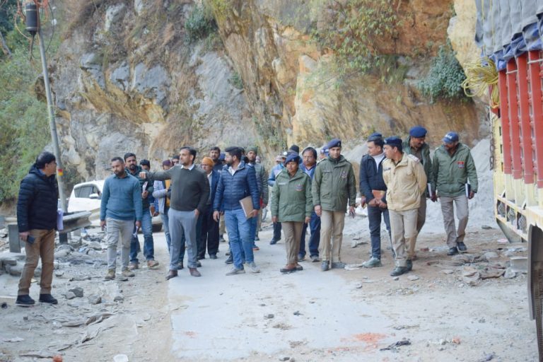 कुंड से गौरी कुंड तक जिलाधिकारी ने किया केदारनाथ यात्रा मार्ग का निरीक्षण