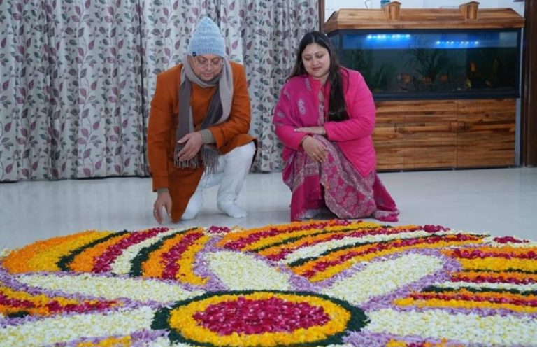 CM धामी ने सपरिवार श्री राम मंदिर प्राण प्रतिष्ठा की पूर्व संध्या पर मुख्यमंत्री आवास में फूलों की रंगोली बनाई व दीप प्रज्ज्वलित किए