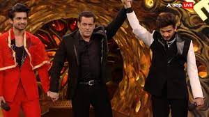 मुनव्वर फारूकी ने किया ‘बिग बॉस 17’ की ट्रॉफी को अपने नाम