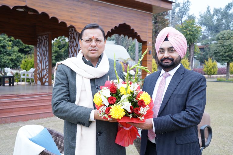 मुख्य सचिव के रूप में कार्यकाल पूर्ण होने के अवसर पर सीएम धामी से मिले एसएस संधू