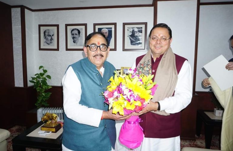 CM धामी ने नई दिल्ली में केंद्रीय मंत्री भारी उद्योग डॉ० महेन्द्र नाथ पाण्डेय से मुलाक़ात की