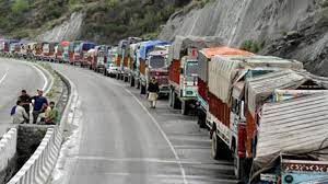 भूस्खलन से जम्मू-श्रीनगर राष्ट्रीय राजमार्ग बंद, हाईवे को खोलने का काम जारी