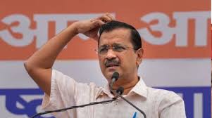 दिल्ली पुलिस अपराध शाखा के अधिकारियों की एक टीम दिल्ली में मुख्यमंत्री अरविंद केजरीवाल के आवास पर पहुंची