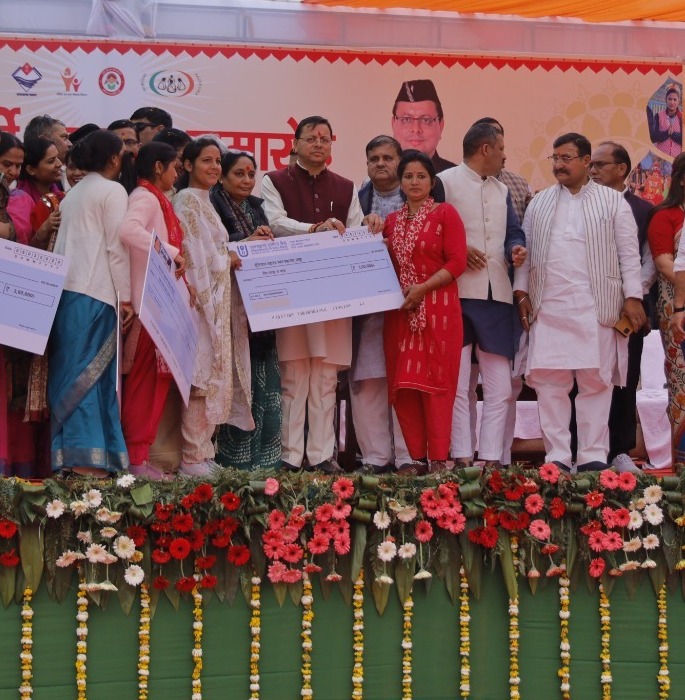 मुख्यमंत्री ने लाभार्थी सम्मान समारोह में विभिन्न विभागों की योजनाओं से जुड़े हुए 43 लाभार्थियों को किया सम्मानित