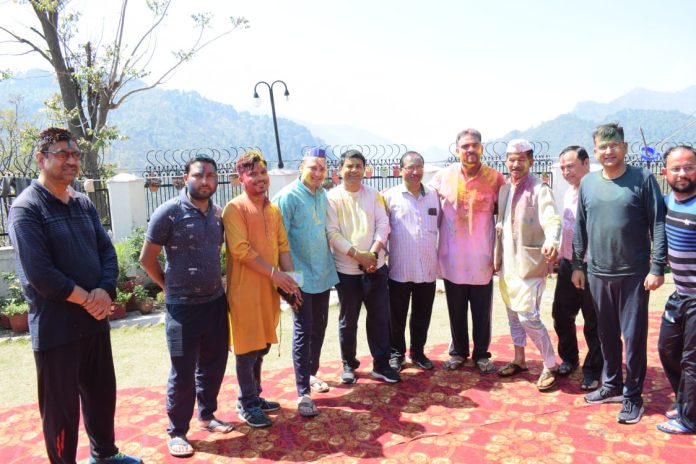 जिलाधिकारी कैंप कार्यालय में होली का त्योहार हर्षोल्लास एवं उत्साह के साथ धूमधाम से मनाया गया