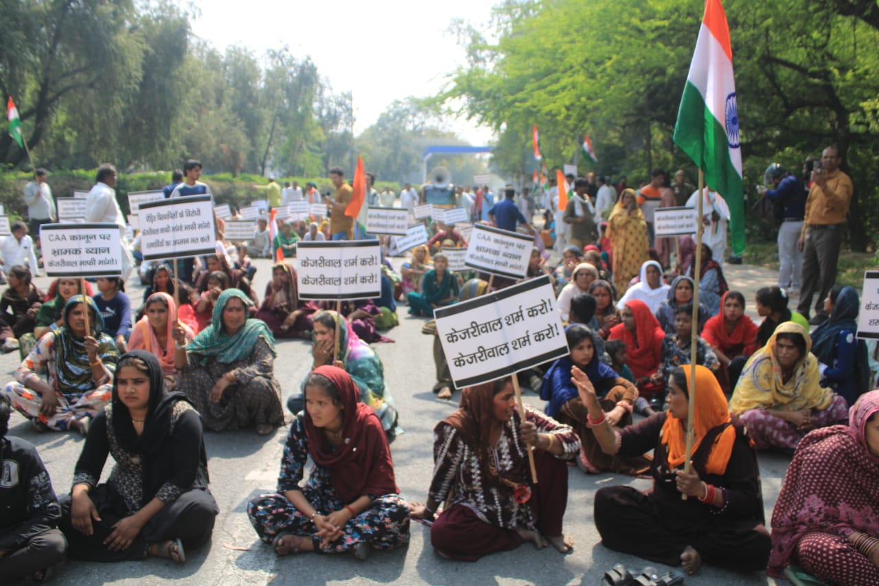 CAA पर बयान के बाद सीएम केजरीवाल के घर के बाहर हिंदू शरणार्थियों का प्रदर्शन