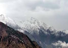 पहाड़ों में बदला मौसम, हिमपात का दौर फिर शुरू