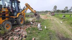 गरजा धामी सरकार का बुलडोजर, जमीन पर की जा रही प्लाटिंग आदि ध्वस्त कर दिया गए