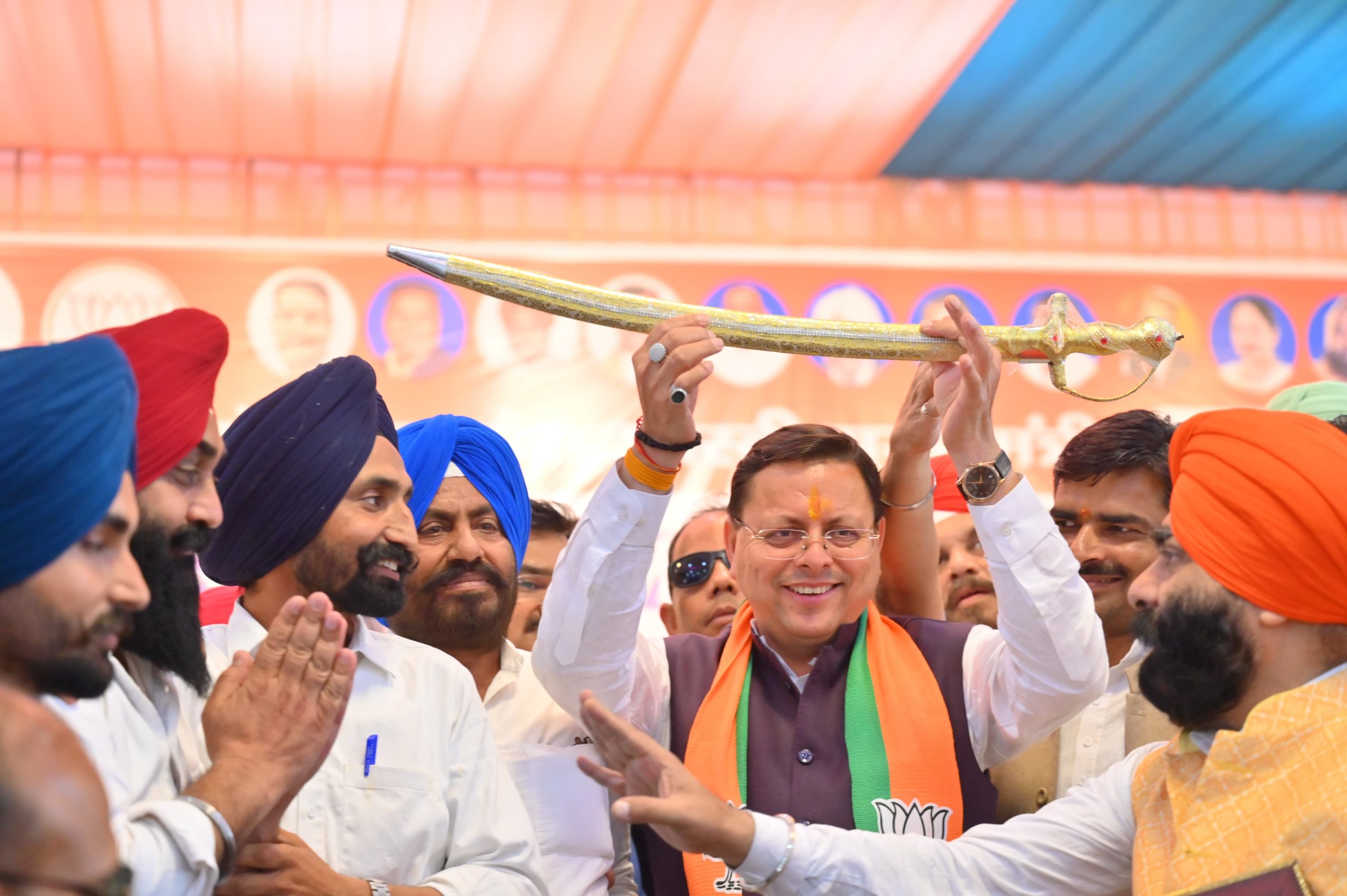 उत्तराखण्ड के साथ ही उत्तर प्रदेश में भी जनता के बीच दिखी मुख्यमंत्री धामी के लिए दीवानगी