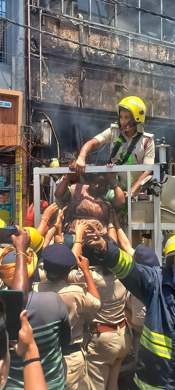 पटना के फ्रेजर रोड स्थित होटल और दो दुकानों में भीषण आग