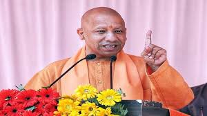 मुख्यमंत्री योगी आदित्यनाथ पीलीभीत पहुंचे, व्यापारियों ने सीएम योगी को बांसुरी भेंट की