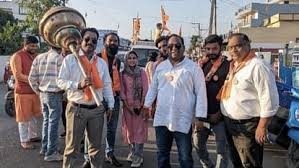 हनुमान जयंती पर नेहरू ग्राम क्षेत्र में भव्य शोभा यात्रा निकलते शिव सेना कार्यकर्ता