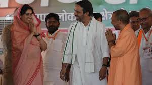 विजय संकल्प रैली में मुख्यमंत्री योगी अपने भाषण के दौरान चारू चौधरी के भाषण की तारीफ करते हुए कहा- बड़े-बड़े चौधरियों के लिए खतरे की घंटी