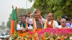 नामांकन से पहले राजनाथ सिंह ने हनुमान सेतु मंदिर में की पूजा अर्चना