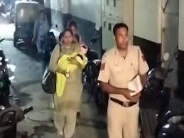 दिल्ली में बच्चा चोरी गैंग का पर्दाफाश, CBI की छापेमारी, रेस्क्यू किए गए 8 नवजात!