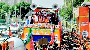 राजनाथ सिंह ने सीएम योगी , डिप्टी सीएम ब्रजेश पाठक और अन्य बीजेपी नेताओं के साथ रोड शो किया