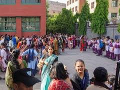 दिल्ली-एनसीआर के 100 से ज्यादा स्कूलों में बम की धमकी, बच्चों को भेजा गया घर; LG ने पुलिस कमिश्नर से मांगी रिपोर्ट